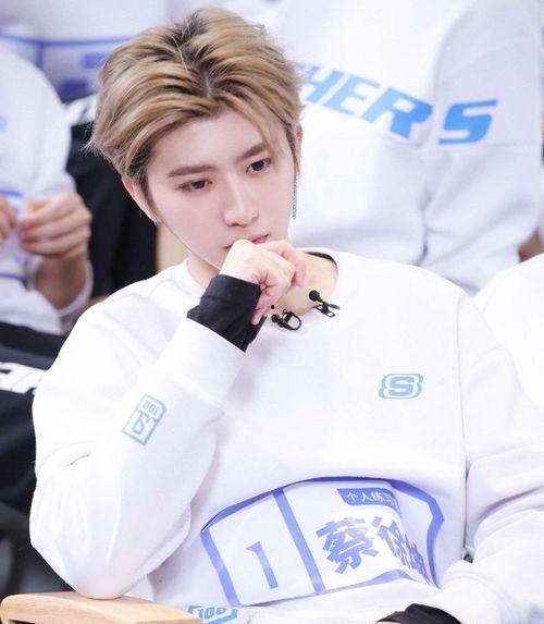 吃瓜娱乐蔡徐坤,从吃瓜娱乐到现象级偶像的蜕变之路