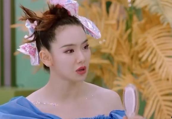 女生化妆娱乐吃瓜酱