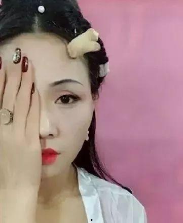 女生化妆娱乐吃瓜酱